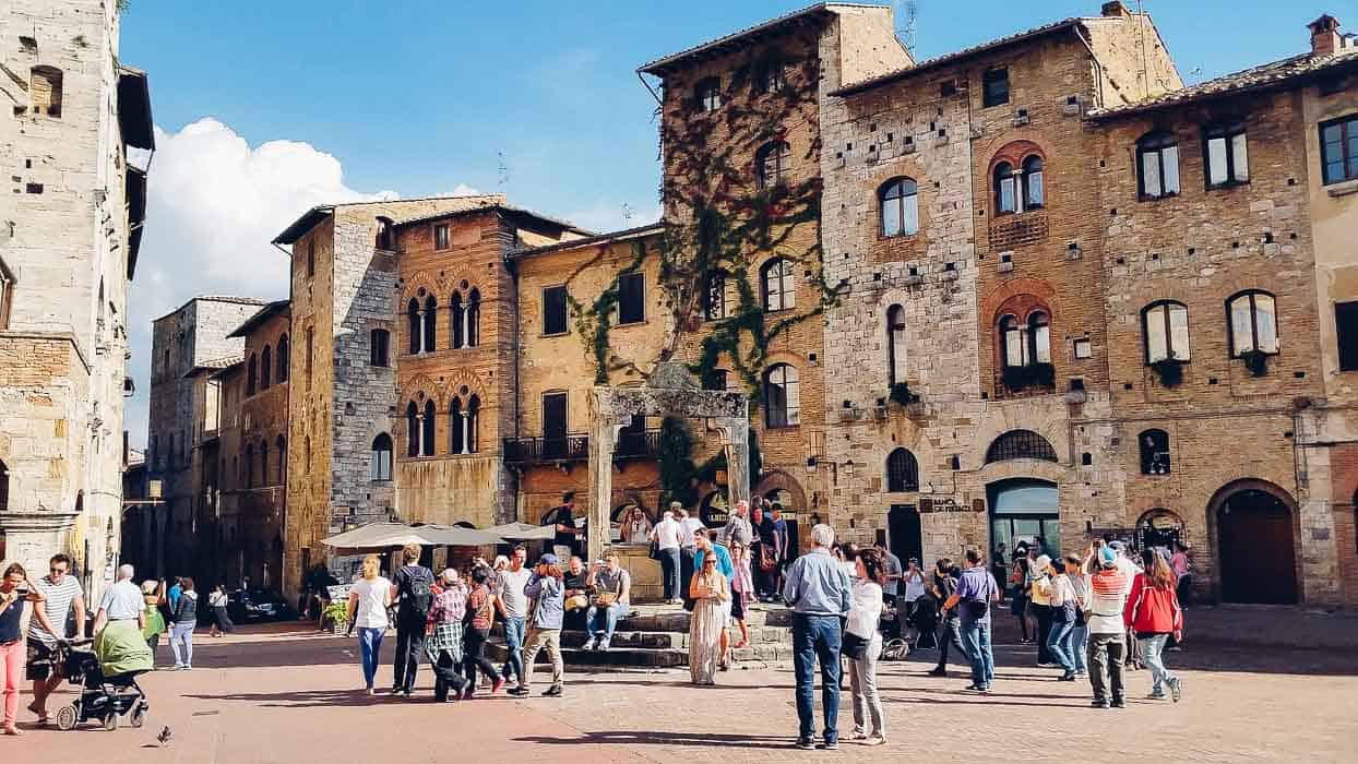 My trip in Tuscany: Piazza Cisterna in San Gimignano| Very EATalian